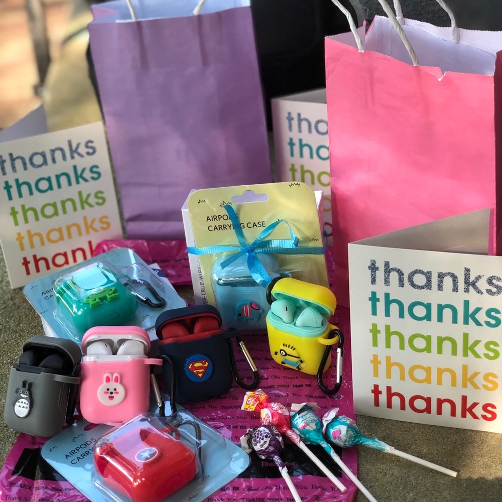 🔥😍Airpods W/Charging Case & Protective Skin🔥🥰